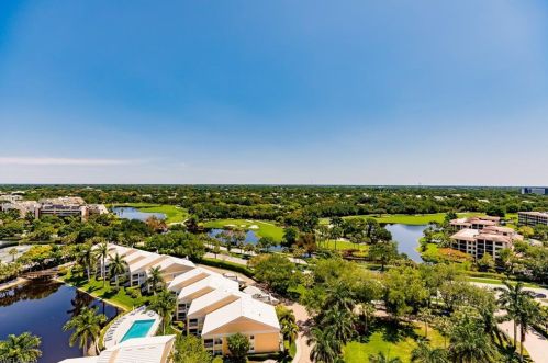 6101 Pelican Bay Blvd, Naples FL 34108-8150 exterior