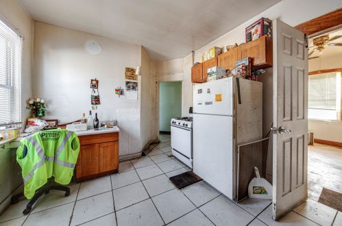 7448 Kenwood Ave, Chicago IL 60619-1427 exterior