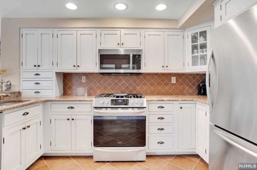 315 Livingston Ct, Edgewater NJ 07020-1639 exterior