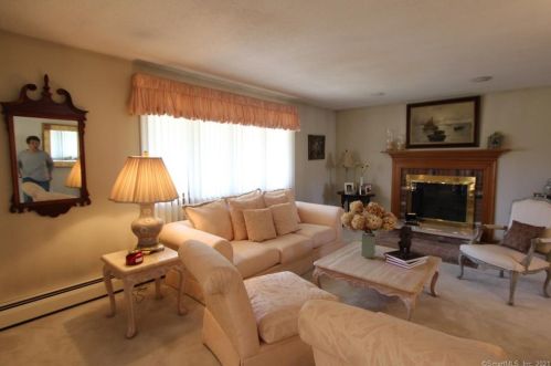 104 Birdseye Rd, Farmington, CT 06032-2428