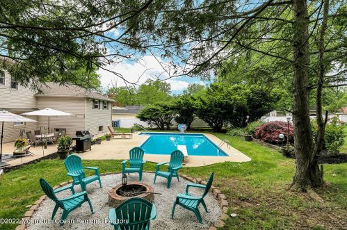 15 Farrell Dr, Middletown NJ 07748-3210 exterior