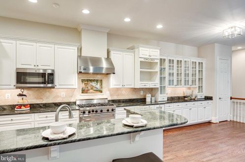 1402 Harvest Xing Dr, Mc Lean VA 22101-5650 exterior