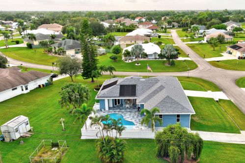 133 Meade Cir, Fort Pierce, FL 34953-3562