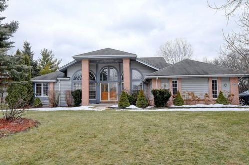 5369 Donges Ln, Milwaukee, WI 53223-1357