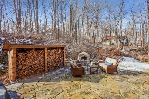 303 Mamanasco Rd, Ridgefield CT 06877-2425 exterior