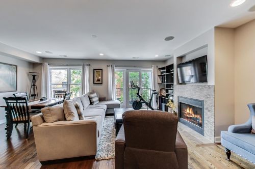 2205 Roscoe St, Chicago, IL 60618-6298