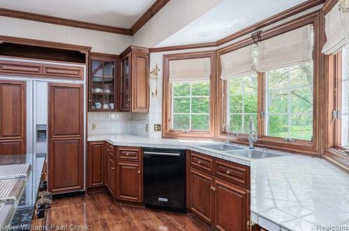 5394 Abbey Rd, Rochester MI 48307-2400 exterior