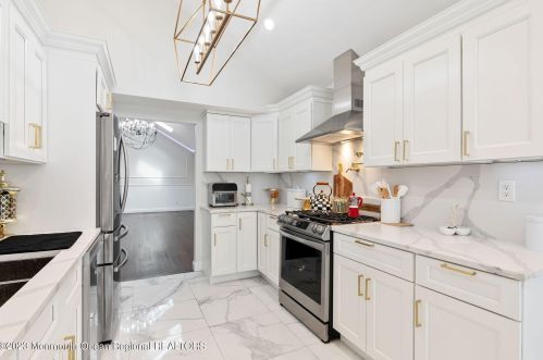 6 Stevens Pl, Hazlet NJ  07730-1205 exterior