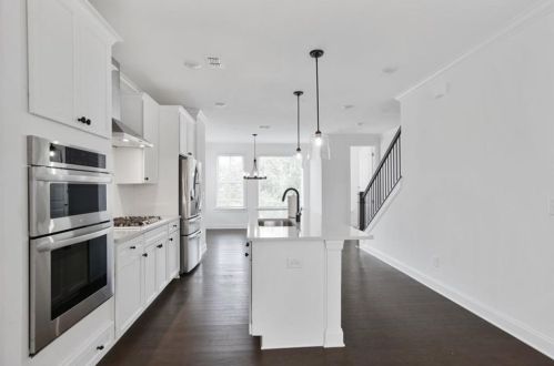 6607 Beacon Dr, Atlanta GA 30328 exterior