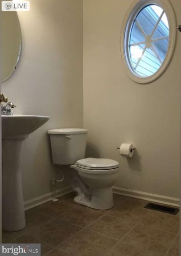 19 Nace Dr, Hanover PA 17331-9411 exterior