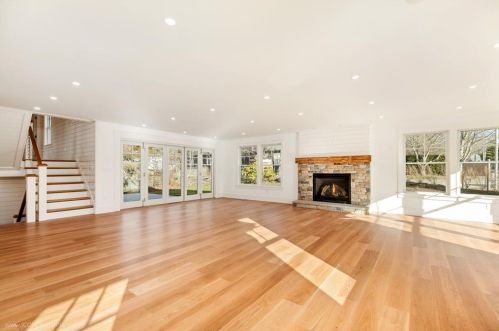 166 Ruggles Ave, Middletown RI 02840-4351 exterior