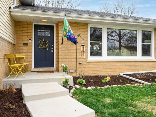 855 Saylor Ave, Elmhurst, IL 60126-4727