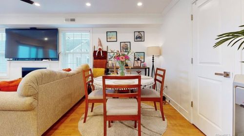 17 Maddox Ave, Milford CT 06460-6226 exterior