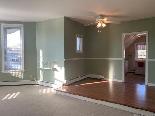 32 Chapel St, Milford CT 06460-7922 exterior