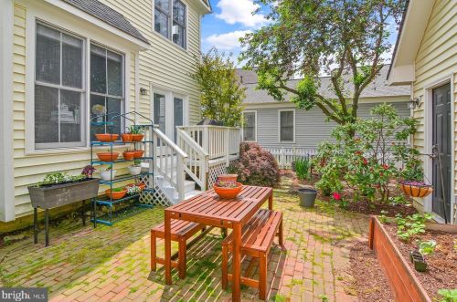 213 Creek Valley Ln, Rockville MD  20850-5603 exterior