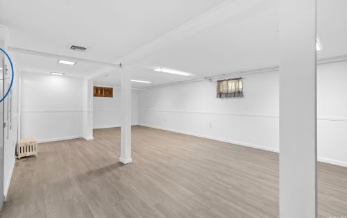 2 Furth Rd, Valley Stream NY 11581-2531 exterior