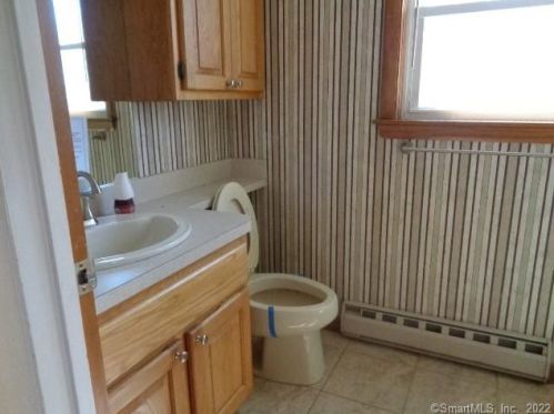 327 Scott Swamp Rd, Farmington CT 06032-3415 exterior