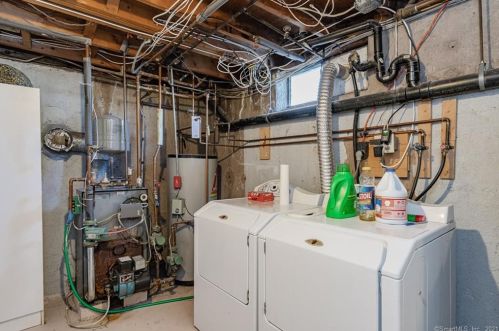 6 Chief St, Enfield CT 06082-5143 exterior