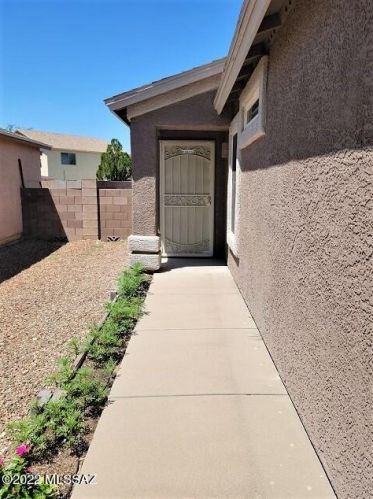 7704 Meadow Spring Way, Tucson AZ  85747-5654 exterior