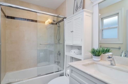 1908 Barry Ave, Chicago IL 60657-2022 exterior