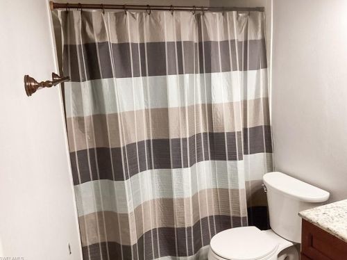 4290 Gulfstream Dr, Naples FL 34112-6827 exterior