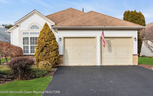 9 Florence Dr, Lakehurst, NJ 08759-6083