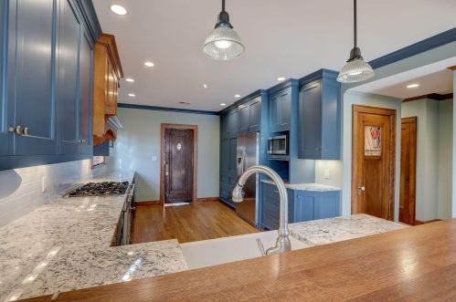 725 Lk Vw Ave, Milwaukee WI 53217-4857 exterior