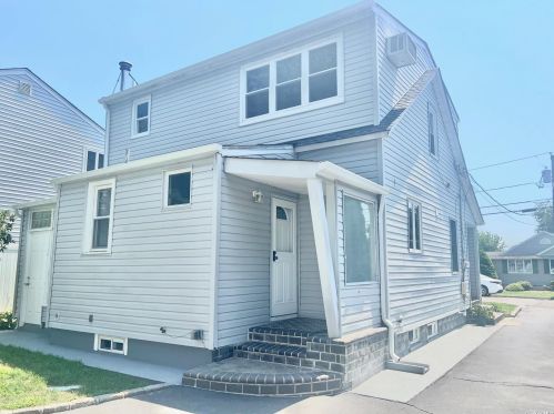 47 22 St, Huntington Station NY 11746-3240 exterior