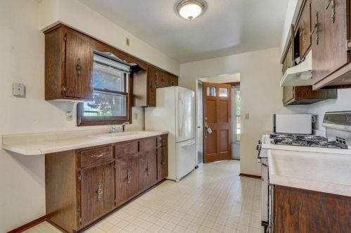 9522 Howard Ave, Milwaukee WI  53228-1447 exterior