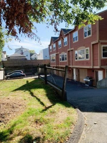 6 Rowan St, Norwalk, CT 06855-1926