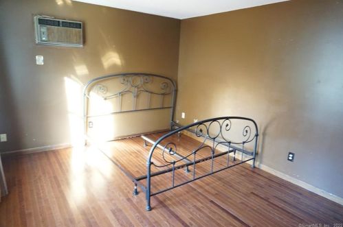 149 Maple St, Manchester CT 06040-6105 exterior