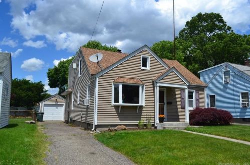 13 Holbrook St, Milford, CT 06460-5133