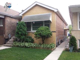3845 57th St, Chicago, IL 60629-3832