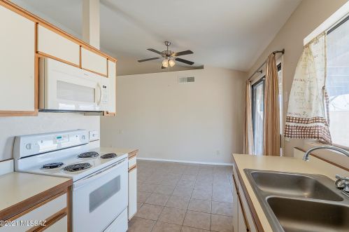 9961 Desert Aire Dr, Tucson AZ 85730-3803 exterior