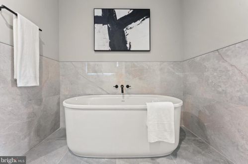 429 Lemonte St, Philadelphia PA 19128-4534 exterior