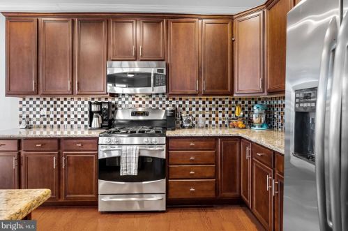 208 Carson Ter, Huntingdon Valley PA  19006-4718 exterior