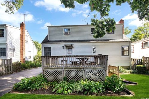 14 Henderson Ave, Valley Stream NY 11580-3025 exterior