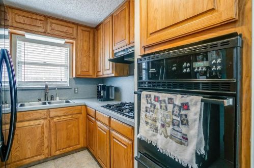 408 Douglas St, Burleson TX 76028-3547 exterior