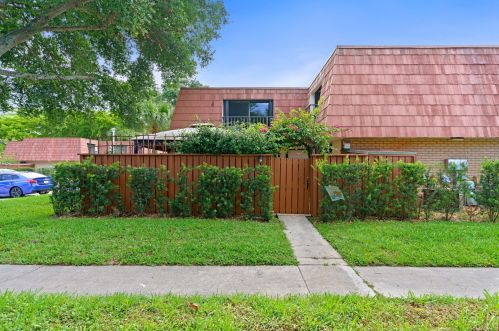 311 Buttonwood Ln, Boynton Beach, FL 33436-7111