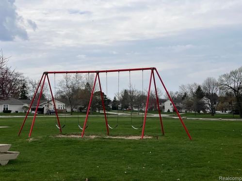 39623 Vlg Wood Ln, Novi MI 48375-4554 exterior