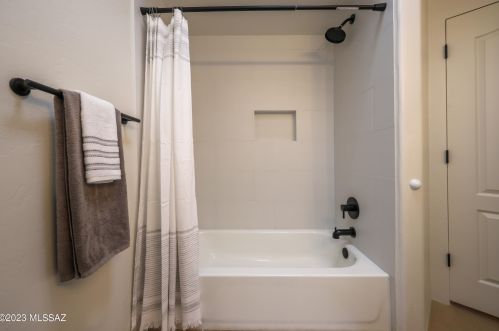 6561 Shadow Bluff Dr, Tucson AZ  85704-6950 exterior