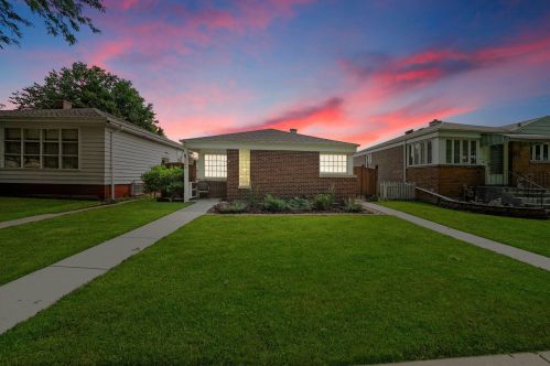 6213 Neenah Ave, Chicago, IL 60638-4140