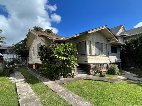 2808 Kolowalu St, Honolulu, HI 96822-1830