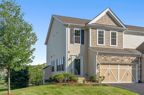 18 Kendall Ct, Bedford, MA 01730-1681