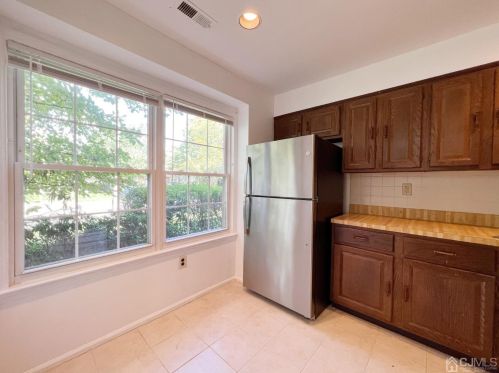 307 Constitution Cir, New Brunswick NJ  08902-3522 exterior