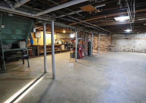 323 Oak St, New Britain CT 06051-1213 exterior