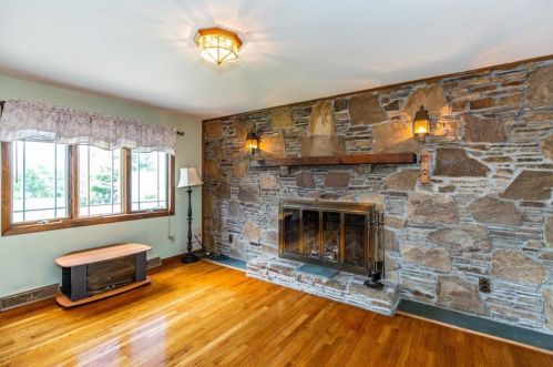 702 Knollwood Dr, Woonsocket RI 02895-2632 exterior