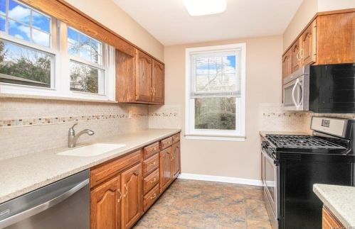 251 239 St, Bronx NY 10470-1811 exterior