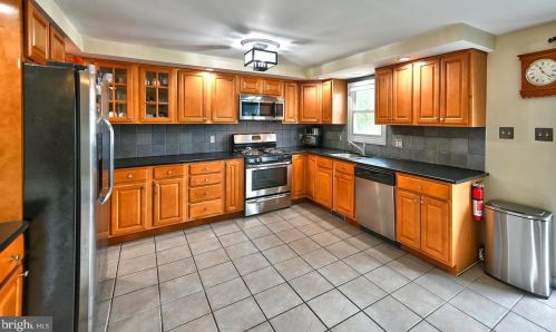 1 Hamilton Lk Dr, Trenton NJ 08619-3437 exterior