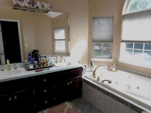 32 Pheasant Run Ln, Huntington Station NY 11746-8142 exterior